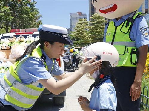 娱乐吃瓜酱交警小熊